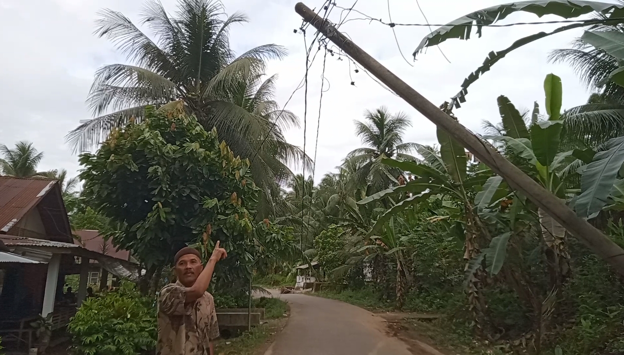 Warga Sirambang Pariaman Keluhkan Tiang Miring Ke Jalan Dan Kabel