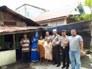 Polsek Payung Sekaki Datangi Rumah Warga Tidak Mampu Dalam Kegiatan Jum’at Barokah