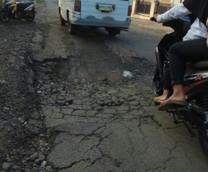 Jalan Provinsi Payakumbuh-Lintau Rusak Berat, Masyarakat Akan Kerambah Lele