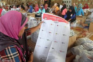 Surat Suara DPRD Kota Padang Dilipat
