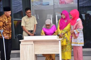 Mufidah Kalla Resmikan Gedung Promosi dan Pusat Oleh-oleh Tanah Datar