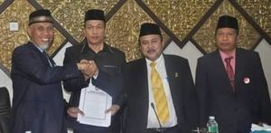 Wali Kota Padang Serahkan LKPJ 2018 dan AMJ