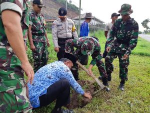 Dalam Rangka HUT Ke 69 Kodam I/BB TNI Melakukan Penghijauan Di Wilayah Teritorial Kodim 0306/50 Kota