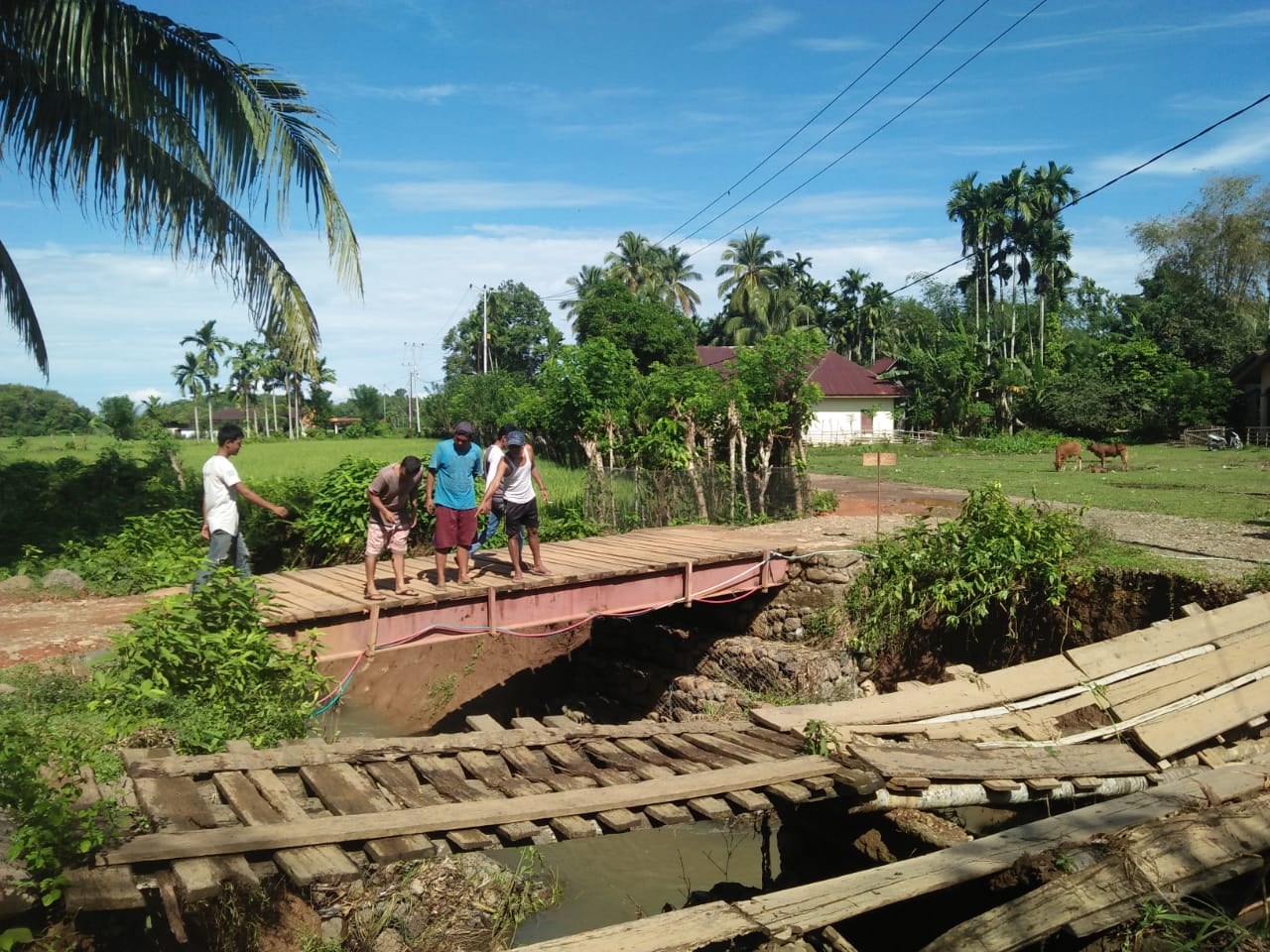 Kondisi jembatan kampung Kumbang, Kenagarian Lagan Mudik, Kecematan Linggo Sari Baganti, Kabupaten Pesisir Selatan (Pessel) Pasca diterjang Banjir (efrizal)