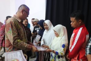 350 Pemilik RTLH Menerima Bantuan Secara Simbolis Dari Walikota Riza Falepi