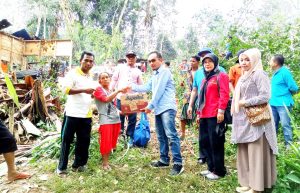 Yulisman Anggota DPRD Pasaman Bersama Dinsos Serahkan Bantuan Bencana Alam Mapattunggul