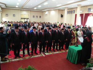 Dipandu Ketua PN Payakumbuh, 25 Anggota DPRD Payakumbuh Mengucapkan Sumpah