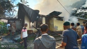 Ditinggal Penghuni, Rumah Bustamir Dilalap Api