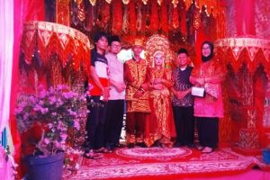 Balon Bupati Solok Ini Hadiri Resepsi Pernikahan Anak Kasubag Humas Pemko Padang