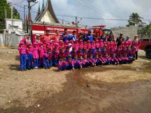 Damkar Posko Lareh Sago Halaban Berikan Edukasi Dini Pencegahan Kebakaran Kepada Murid TK