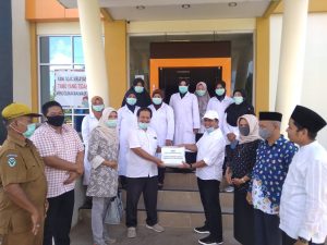 Anggota DPRD Tanah Datar Dapil II Berikan Bantuan APD ke Petugas Medis dan Posko Covid-19
