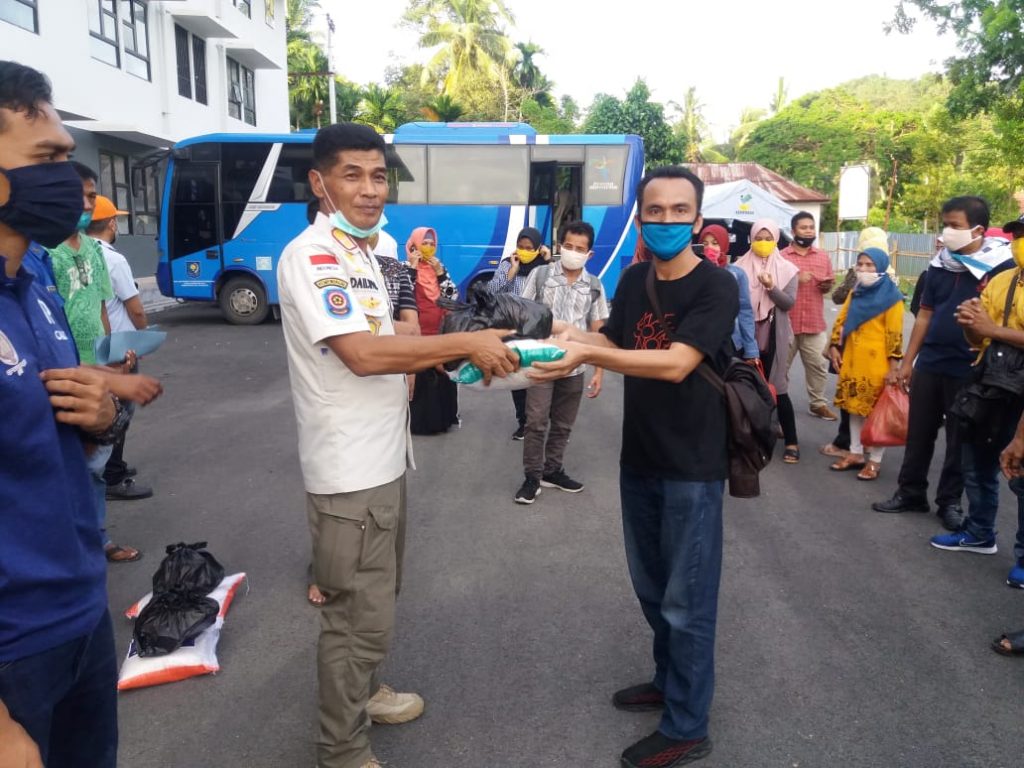 Tiba di Pessel, Perantau Malaysia yang Dikarantina di PPSDM Baso Terima Bantuan Sembako