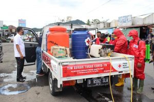 Pencegahan Covid – 19 ,  Relawan PMI Pasaman Lakukan Semprot Disinfektan di Kecamatan Lubuk Sikaping