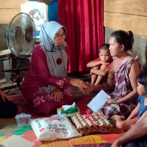Musibah Menimpa Wazriani Lampu Buatannya Seketika Meledak, Istri Bupati Pasbar Sifrowati Yulianto Membesuk Keluarga Korban