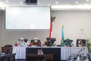 Bupati Pasbar H.Yulianto Mendengarkan Arahan Video Confrence Launching Penempatan anggota Persatuan Dokter Keluarga Indonesia (PDKI) Tanggap Cepat COVID-19