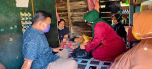 Terkendala Biaya Berobat : Sukni Dengan Penyakit Pembengkakan di Leher dibesuk Istri Bupati Pasbar Sifrowati Yulianto