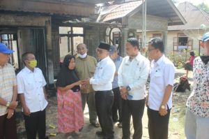 1 Rumah Lenyap Terbakar si Jago Merah, Bupati Pasbar H.Yulianto Beserta Istri Mengunjungi Korban Rumah Kebakaran di Sukamenanti