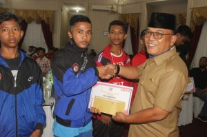 Bupati Pasbar H.Yulianto Menyerahkan Reward Semua Bidang Atlit-Atlit Olahraga yang Berprestasi di Pasbar