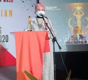 Lisda Hendrajoni Terima Penghargaan The Top Women Leader Of The Year 2020