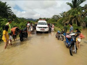 Tim siaga upt Puskesmas Timpeh bergerak cepat untuk memastikan keamanan warga terkena banjir