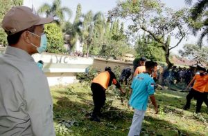 Pemko Pariaman Libatkan Barakai Desa Sekota Pariaman Bersihkan Lapangan Merdeka
