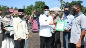 Hendri Septa Serahkan 11 Unit Alat Perontok Padi Di Padang