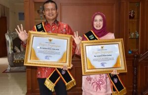Genius Umar dan Istri Terima Anugerah Ayah-Bunda GenRe Award 2021
