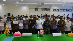 Wako Padang, Hendri Septa Serahkan Dana Operasional Untuk RT/RW
