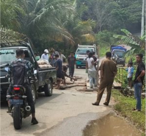 Anggota DPRD kabupaten Dharmasraya Buya Ardi Angkat Bicara mengenai kerusakan jalan di Kecamatan Sembilan Koto