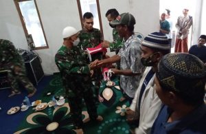 Ketua RT 04 Dusun Maju Jaya Menerima Bendera Merah Putih Dalam Prgoram TMMD Ke-111 Kodim 1207/Pontianak