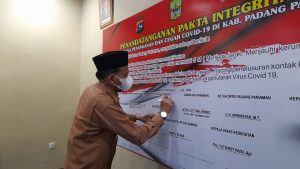 Wabup Tandatangani Pakta Integritas Duta Covid-19 Polres Padang Pariaman