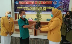 Armaita SKM Bagikan 700 Batang Bibit Lavender untuk Pengendalian DBD ke Masyarakat Korong Sarang Gagak