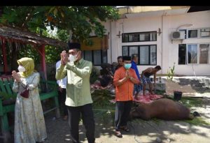 Genius Umar Pantau Penyembelihan Hewan Qurban di Dinas Dikpora Kota Pariaman