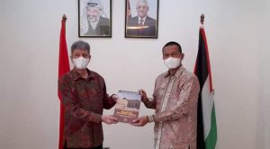 Genius Umar serahkan Bantuan Rp. 204 Juta ke Dubes Palestina