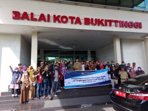 Sebanyak 42 orang Jurnalis Bukittinggi dilepas Wali Kota dan Sekda Bukittinggi dalam rangka kunjungan ke Prov Riau