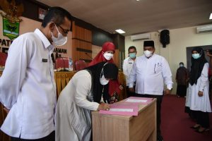 Umi Harneli Mahyeldi Lantik Pengurus SOIna Kabupaten Padang Pariaman