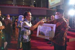 Bupati Suhatri Bur Terima Penghargaan Anugerah Kemitraan dari Padang Ekspres