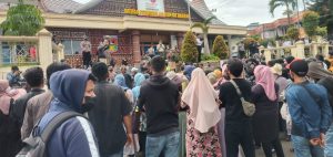 Aksi Damai, Forum Warga Biasa Bukittinggi Ajukan Tuntutan Tritura ke DPRD