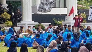 Massa Mahasiswa Ikut Jemur 4 Anggota DPRD Tanah Datar Dalam Aksi Demo 11 April