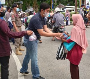 Wako Sawahlunto Bersama Wartawan, Pimpin Langsung Pemberian Takjil Kepada Masyarakat