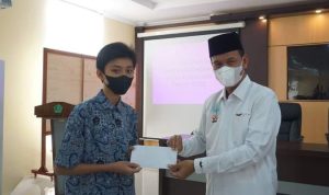 Genius Umar Serahkan Bantuan Zakat UPZ Kemenag dan Baznas Kota Pariaman Kepada Mustahiq