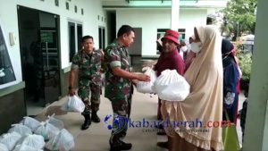 Koramil 02/Padang Timur Salurkan 15 Paket Sembako kepada Masyarakat yang Membutuhkan