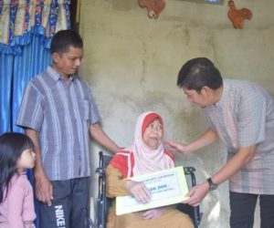 Wako Sawahlunto, Antarkan Langsung Bantuan Sosial ke Rumah Warga Penerimanya.