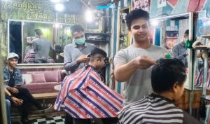 Seorang Mahasiswa Asal Pessel Panen Rezeki Melalui Pangkas Rambut