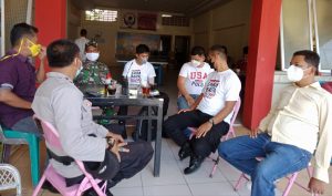 Jaga Hubungan Harmonis, Babinsa Serma Jafrizal Laksanakan Komsos dengan Tokoh Pemuda Simpang Haru