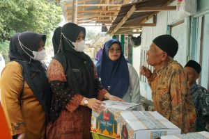 Kunjungi Masyarakat di Batipuh dan Pariangan, Patty Richi Aprian Bagikan Bantuan Paket Lebaran