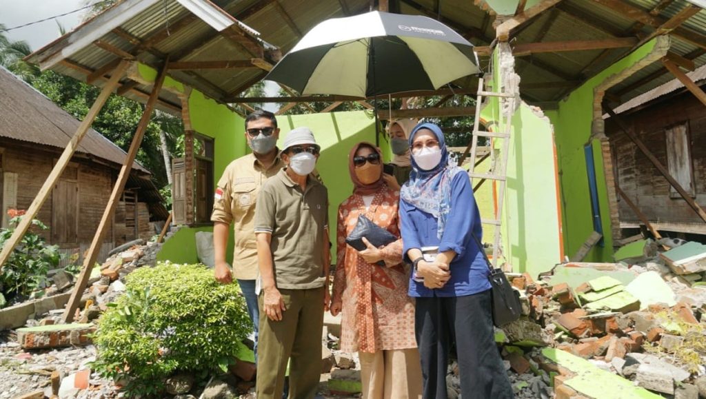 Wabup Tanah Datar Richi Aprian Dampingi Owner Emersia Hotel Kunjungi Korban Gempa Pasaman