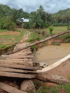 Miris!!! Jembatan Rusak Parah Masih Dipergunakan Warga Kampung Koto Gadang di Nagari Air Haji Tenggara