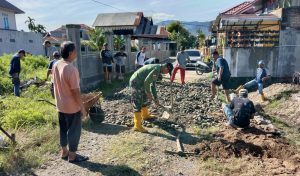 Laksanakan Komsos, Babinsa Kubu Dalam Parak Karakah Ikut Gotong Royong Pra Manunggal