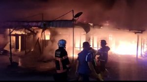 Tak Butuh Sejam, Damkar Kota Padang Berhasil Jinakkan Api Pada Rumah dan Bengkel yang Terbakar